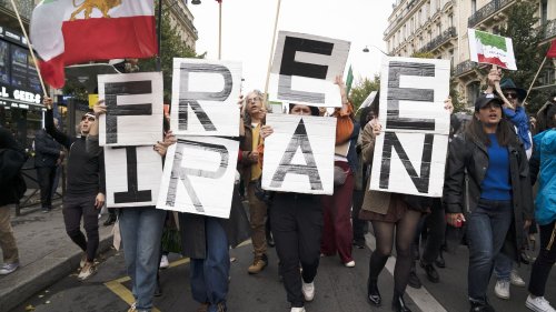 Des milliers de manifestants dans la rue à Paris pour soutenir le peuple iranien