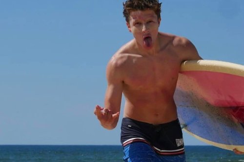 Jules Prou, jeune espoir du surf français, disparaît dans un accident d'apnée