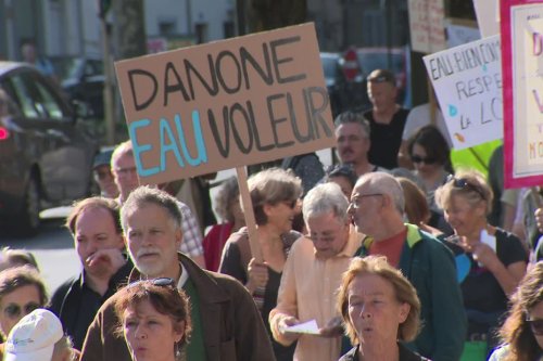 "Les ruisseaux sont à sec" : 300 manifestants à Riom dénoncent les prélèvements d'eau réalisés par Volvic