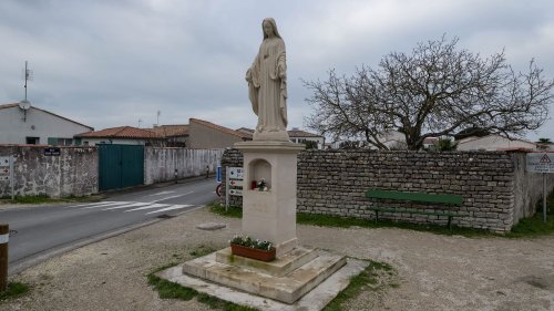 Statue de la Vierge sur l'Ile de Ré : environ 350 personnes ont manifesté contre son déplacement