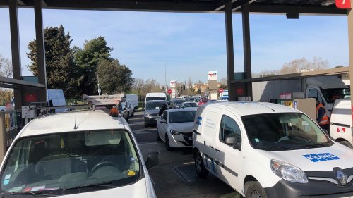Reportage Blocage des raffineries contre la réforme des retraites: "C’est le seul moyen de défense des travailleurs", défend une automobiliste marseillaise, agacée mais solidaire