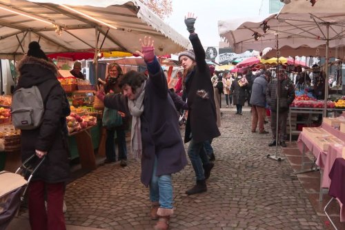 VIDEO. De la joie pour tout le monde dans les rues de Strasbourg avec les comédiens des escadrilles poétiques