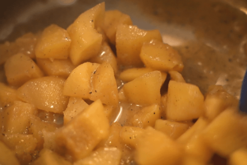 VIDÉO. Recette facile : cuisiner une compotée de pommes au cidre avec le chef Antoine Legay