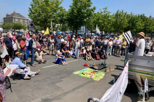 "Il est encore temps d'agir". Une centaine de personnes rassemblées devant la préfecture de Pontivy pour dire stop à la méthanisation
