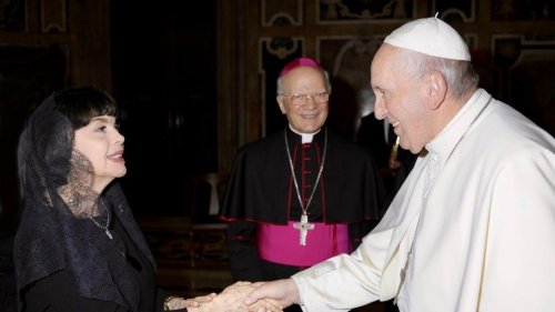                    Mort du pape François : Mireille Mathieu rend hommage à la "bonhomie" du souverain pontife, qu'elle a rencontré en 2019