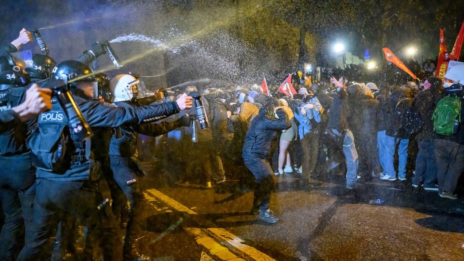 En Turquie, l'opposition convoque une "nuit de la démocratie", Erdogan jure de ne pas céder à la "terreur de la rue"