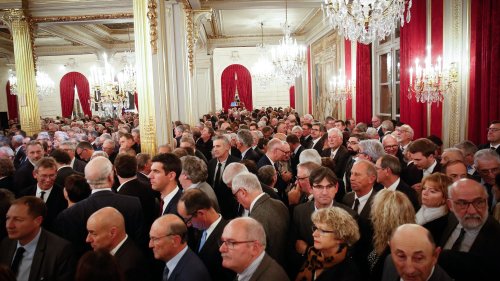 "On a d'autres choses à faire" : des maires boycottent le cocktail d'Emmanuel Macron à l'Elysée, "une opération de communication"