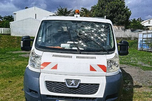 Au Tampon, plus de 25 véhicules de la CASUD vandalisés, un homme interpellé en flagrant délit - Réunion la 1ère