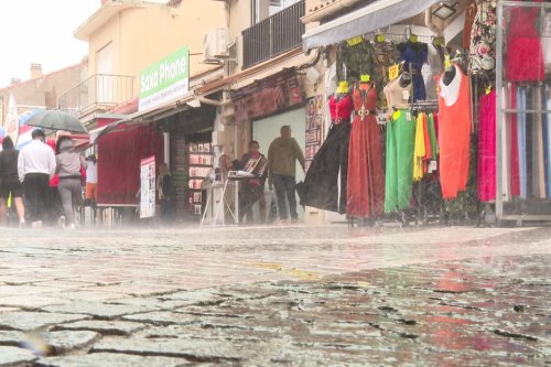 METEO. "On voulait rester un peu plus mais c'est impossible": la pluie rince la motivation des touristes, les commerçants font grise mine