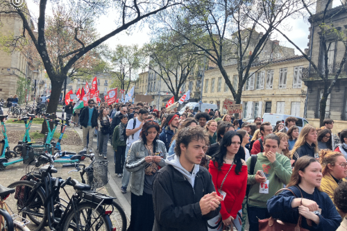 "Ça coûte très cher de faire des études" : les étudiants de Bordeaux-Montaigne manifestent contre les coupes budgétaires