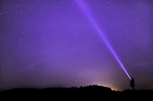 Et si les extraterrestres communiquaient grâce à la lumière des étoiles ?