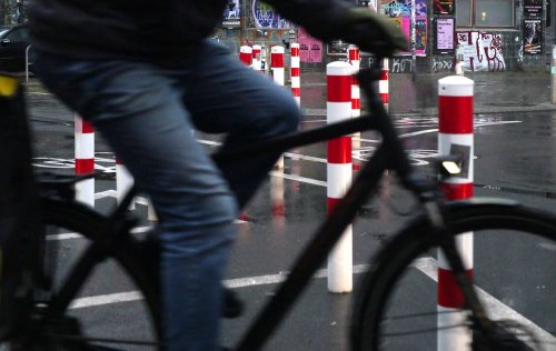 Erster Superblock in Leipzig: Rot-weiße Wellenbrecher gegen die Autoflut