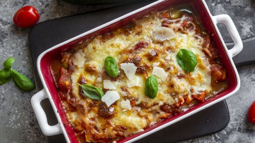 Schmeckt wie Urlaub in Griechenland: Zucchini-Hackfleisch-Auflauf – schnell und einfach zubereitet.