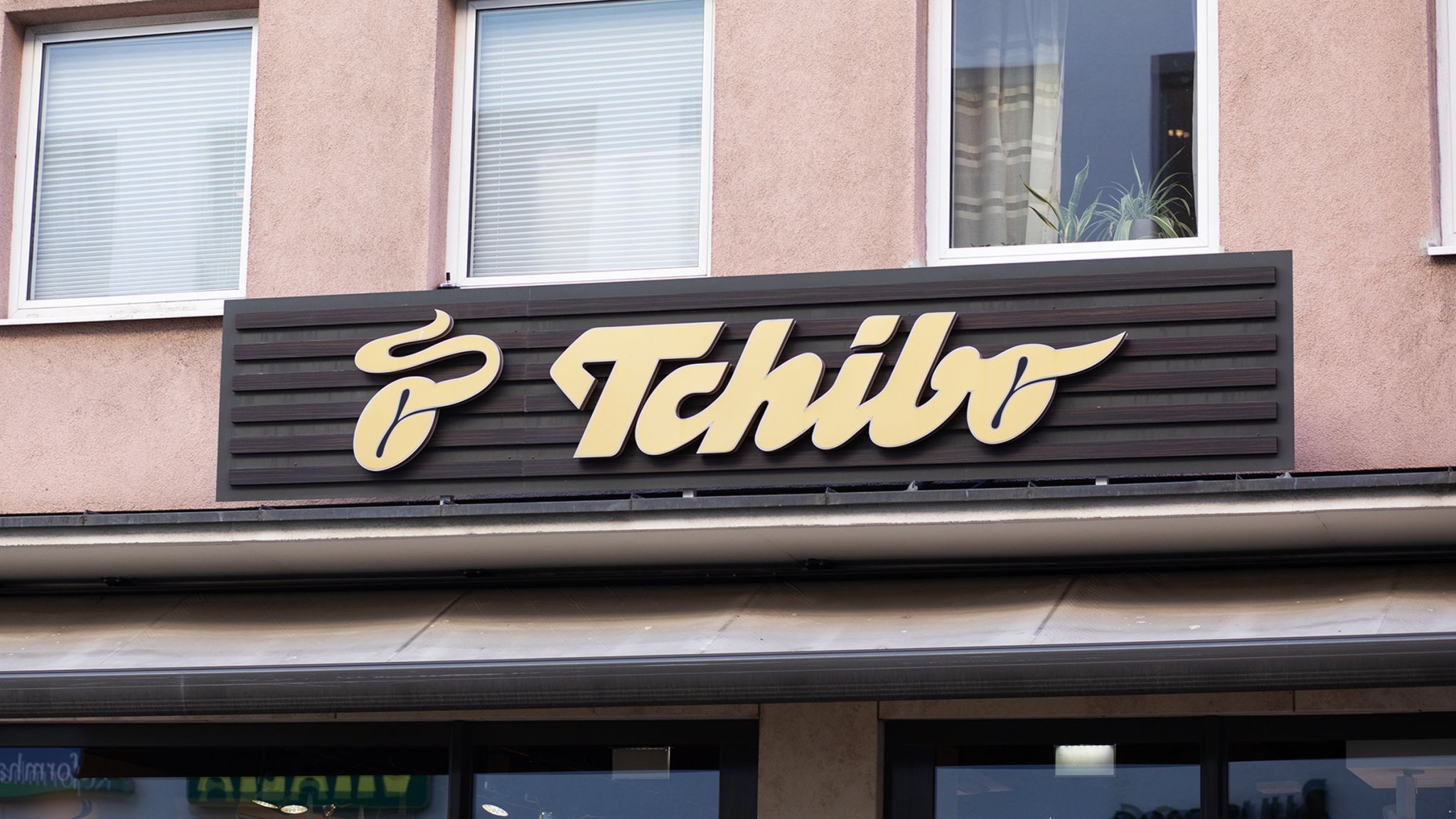 Diese Akku-Stehleuchte von Tchibo ist perfekt für den Balkon