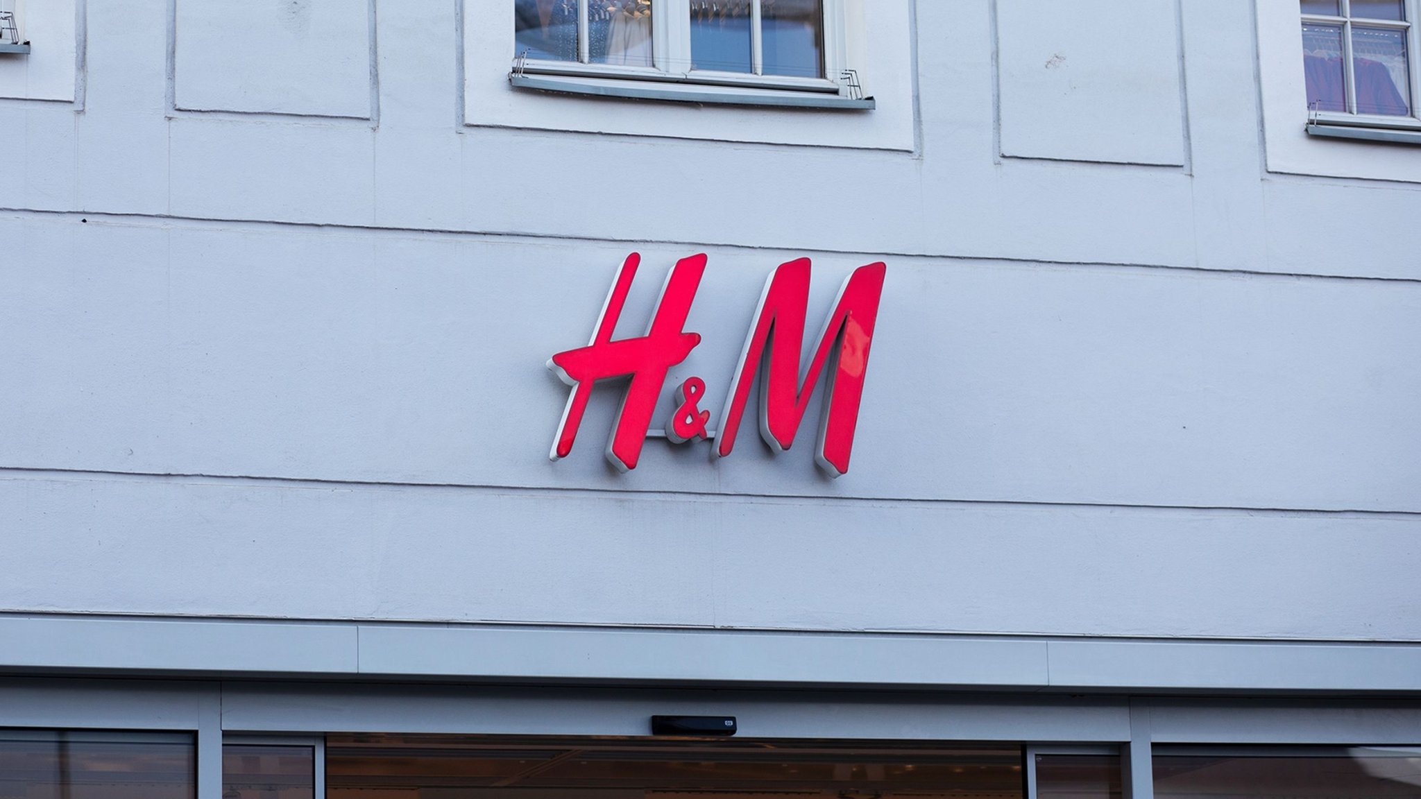 Unter 40 Euro! Dieses H&M-Kleid dürfen Mode-Fans im Frühling auf keinen Fall verpassen