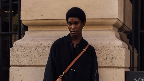 Vergessen Sie weiße Sneaker! Diese Trendfarbe macht Alltags-Looks viel aufregender
