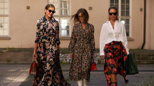 Das „Blommor“-Kleid von Bonprix zaubert im Frühling 2025 eine schmale Taille