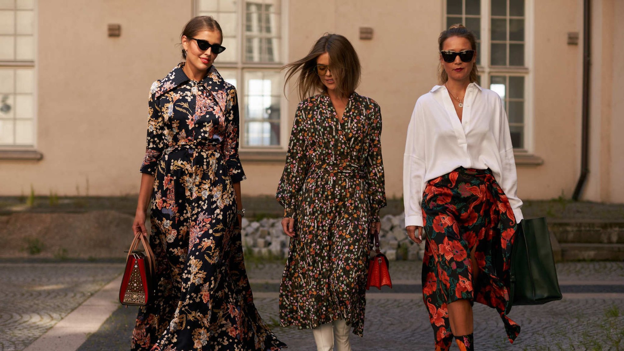 Das „Blommor“-Kleid von Bonprix zaubert im Frühling 2025 eine schmale Taille