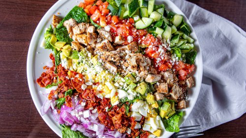 Statt Nudelsalat: Dieser Gyros-Salat wird der Star auf jedem Grillbuffet!