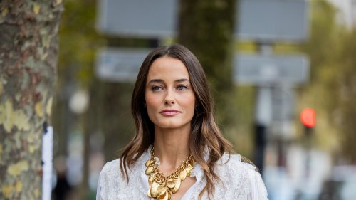 Broderie Anglaise Blusen sind der schönste Sommertrend 2025 und passen perfekt zu Jeans