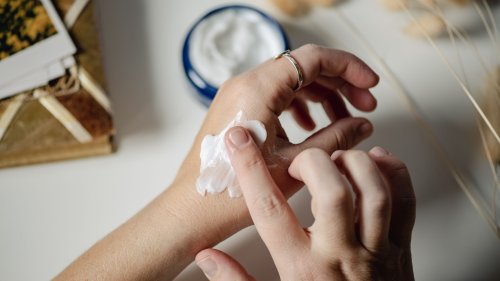 Bei Mama (57) abgeschaut: Diese günstige Anti-Falten-Creme wirkt wirklich
