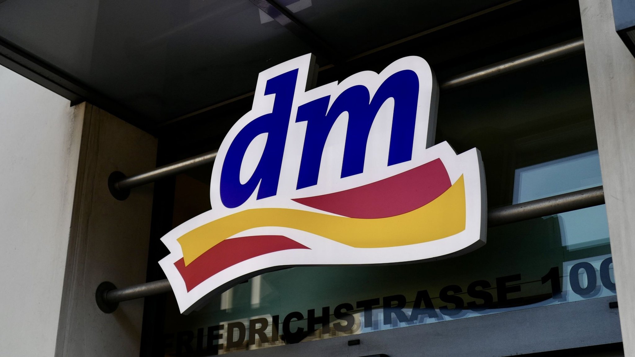 Geheimer Drogerie-Liebling: Diese Creme kaschiert Falten in wenigen Sekunden