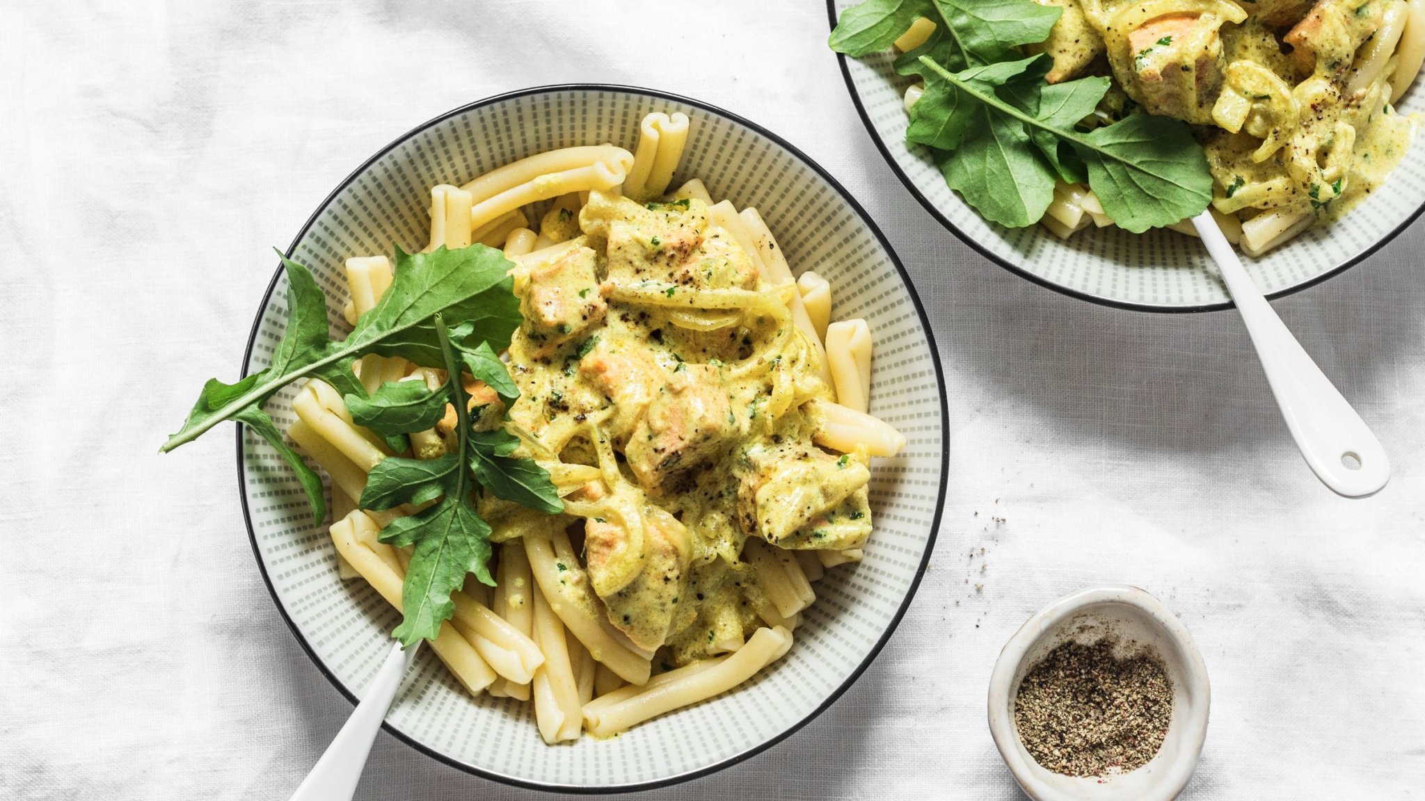 Herrlich cremig: Das ist das beste Rezept für Lachs-Pasta in Safransauce