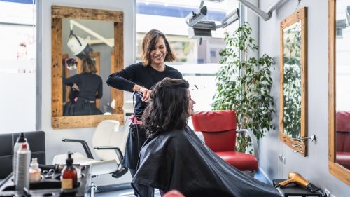 Dieses eine Styling-Produkt haben Friseur*innen immer in ihrer Handtasche