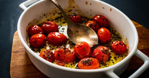 Dieses Rezept überzeugt jeden: Geröstete Tomaten mit Burrata und Pita