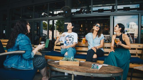 Warum Frauen ab 35 plötzlich keinen Bock mehr auf Smalltalk haben – und was das mit Selbstbewusstsein zu tun hat
