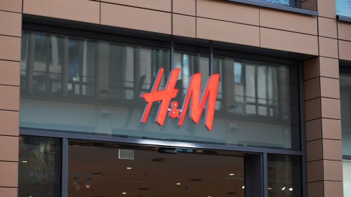 Sogar bequemer als Mom Jeans: Diese neue H&M-Jeans im Frühling 2025