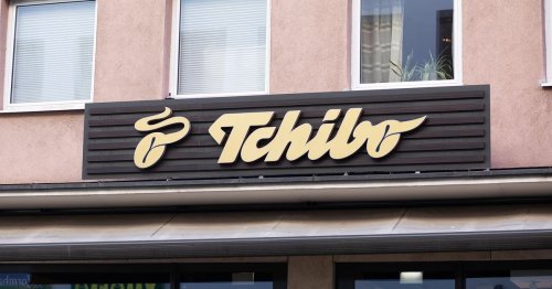 Diese Akku-Stehleuchte von Tchibo ist perfekt für den Balkon