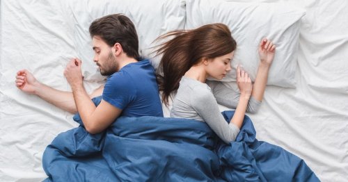 Getrennte Betten?! Warum eine Schlaf-Scheidung die Beziehung stärken kann – laut Psychologin