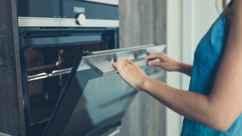 Unglaublich! Mit diesem Trick reinigt sich Ihr Backofen ganz von selbst