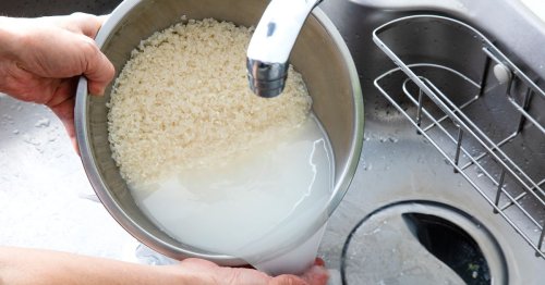 Bitte gießen Sie das Reiswassser niemals in den Abfluss
