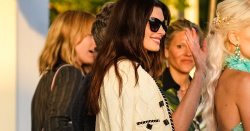 Modetrend 2022: Anne Hathaway trägt in Cannes den schicksten Jeanslook für den Sommer 2022 | freundin.de