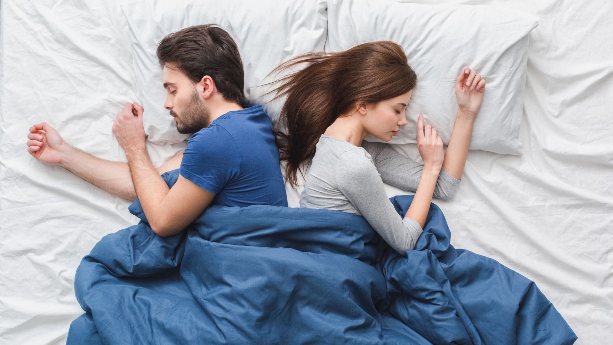 Getrennte Betten?! Warum eine Schlaf-Scheidung die Beziehung stärken kann – laut Psychologin