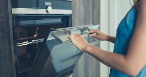 Unglaublich! Mit diesem Trick reinigt sich Ihr Backofen ganz von selbst