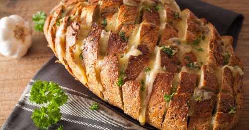 Schnelles Sommer-Rezept: Gefülltes Ofenbrot mit geschmolzenem Mozzarella