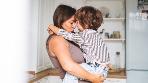 Psychotherapeutin klärt im Interview über eine gesunde Mutter-Sohn-Beziehung auf