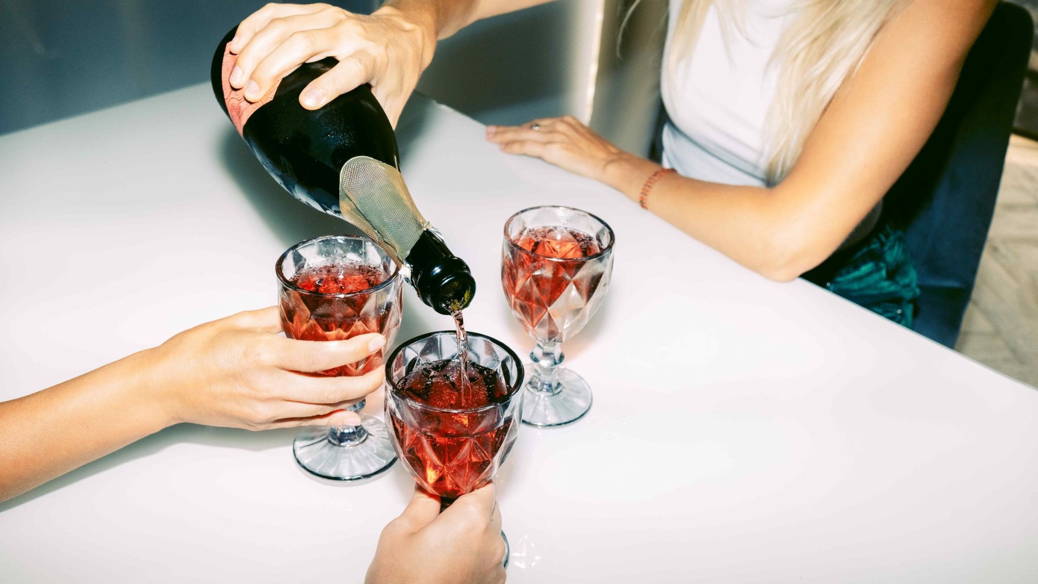 „Alkohol ist ein Zellgift und für jeden Körper toxisch“ – Autorin Nathalie Stüben erklärt im Interview, warum Alkohol gerade für Frauen besonders schädlich ist
