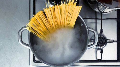 Nudeln kochen: Geben Sie das Salz bitte niemals in kaltes Wasser