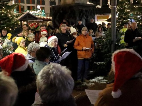 Weihnachtsmarkt in Lebenstedt beginnt offiziell mit Gesang