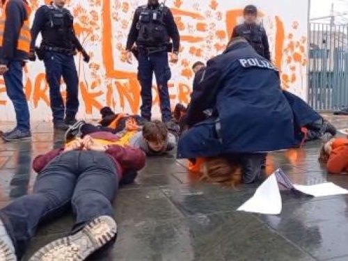 Letzte Generation: Polizist kniet auf junger Klima-Demonstrantin