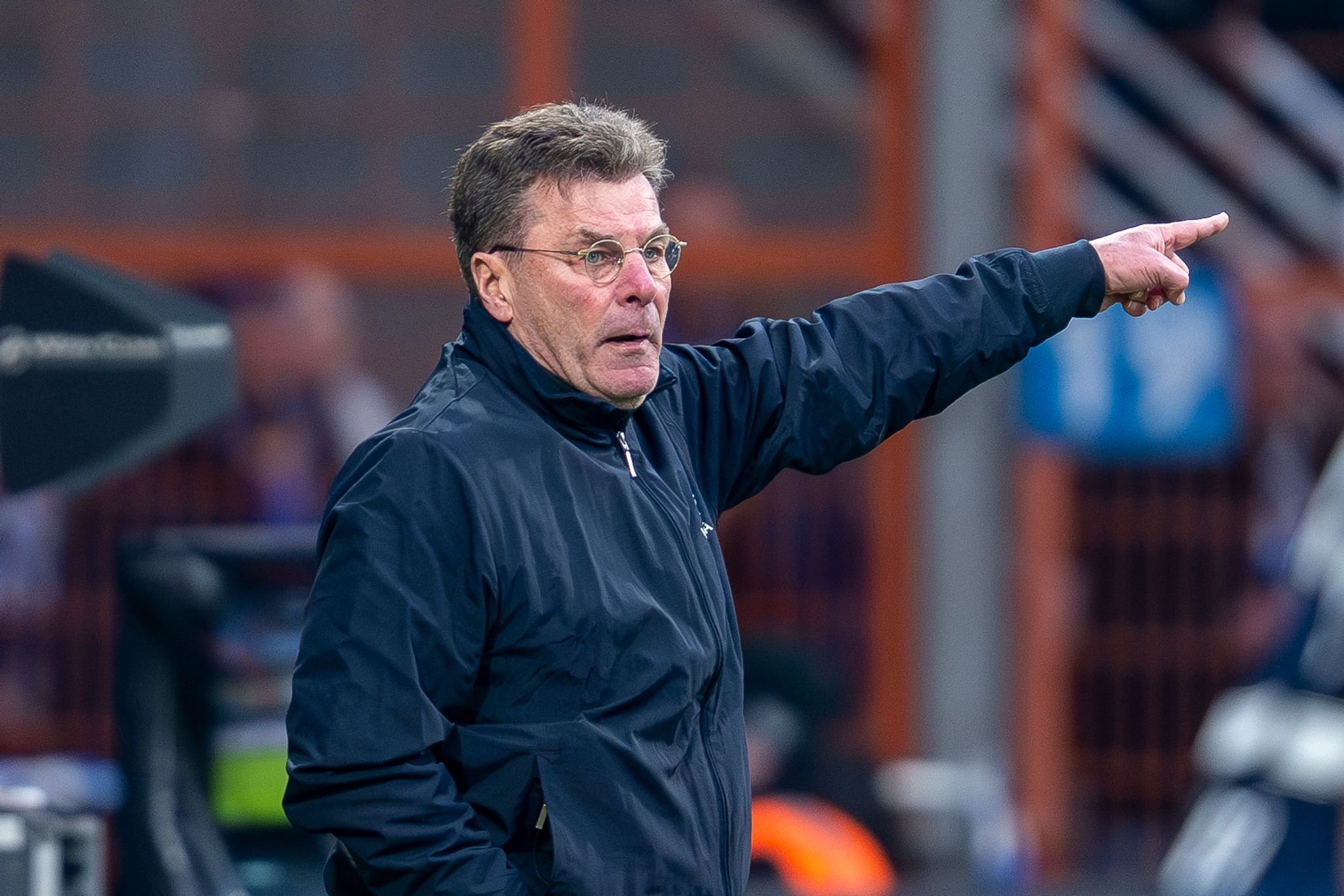 Bei Klassenerhalt: Hecking bleibt Bochum-Trainer