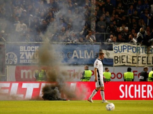 Debakel und Fan-Ausschreitungen: Bielefeld droht Abstieg