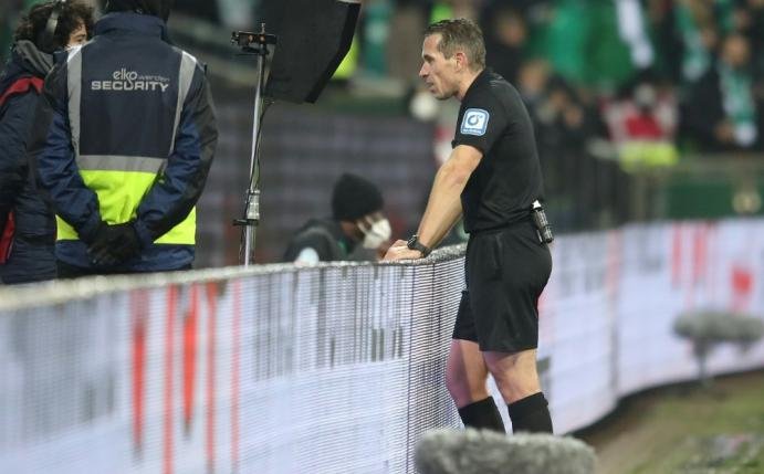 Umfrage: Fans für Schiri-Profitum und Erklärung der VAR-Entscheidung im Stadion