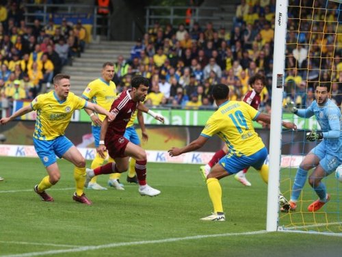 Dreierpacker Emreli schickt Braunschweig in die Relegation