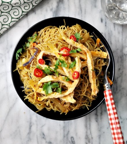 One-Pan Singapore Noodles Recipe - Fuss Free Cooking