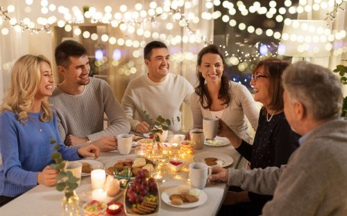 Repas de Noël : les conseils de spécialistes pour « discuter » avec les complotistes (ou pas)